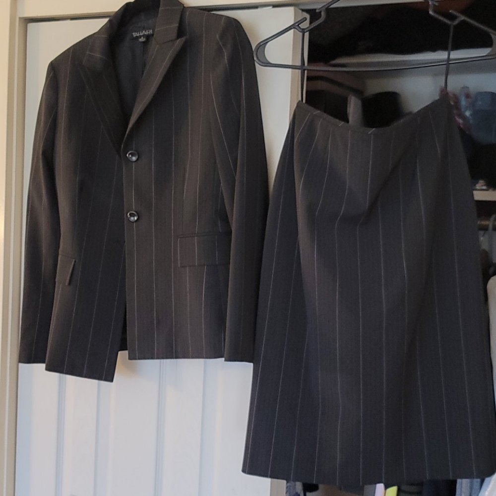 Tahari skirt suit size 4